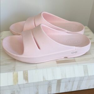 VGUC Women’s OOFOS OOahh Slide Sandals Size 9 in Blush